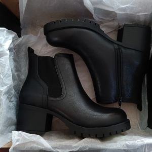 Brand new woman boot 7.5